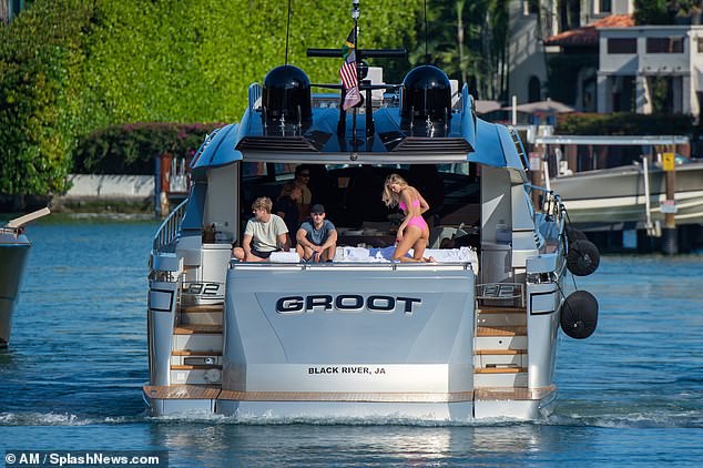 Chân dài gốc Cuba thả dáng 'bỏng mắt' với bikini trên du thuyền - ảnh 7