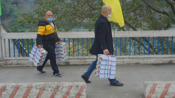 Khẩu trang xách tay qua cửa khẩu tới Trung Quốc