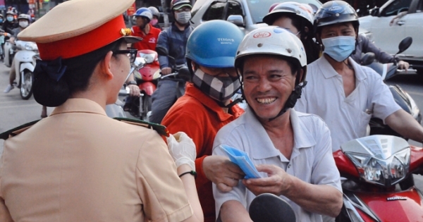 CSGT Đồng Nai phát 100.000 khẩu trang miễn phí cho người tham gia giao thông