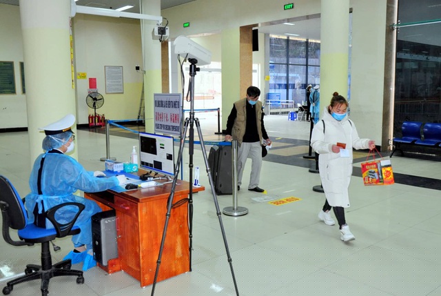 Người nhập cảnh được kiểm tra thân nhiệt và buộc phải cách ly 14 ngày theo qui trình nghiêm ngặt của y tế (ảnh báo Quảng Ninh)