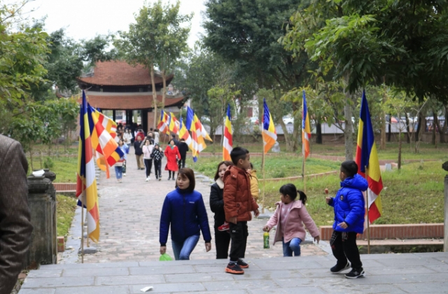 Bắc Giang: Đông đảo du khách đến tham quan, chiêm bái các điểm di tích nổi tiếng trên địa bàn huyện Yên Dũng