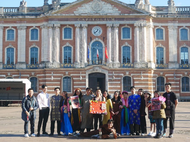 Tiết mục nhảy tại quảng trường thành phố với các trang phục truyền thống