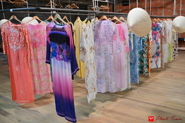 Không gian giới thiệu và quảng bá về áo dài nón lá tới bạn bè quốc tế