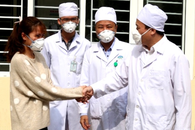 Nữ bệnh nhân Tr bước ra từ khu vực cách ly trong sự chào đón nồng nhiệt của các y bác sĩ bệnh viện.