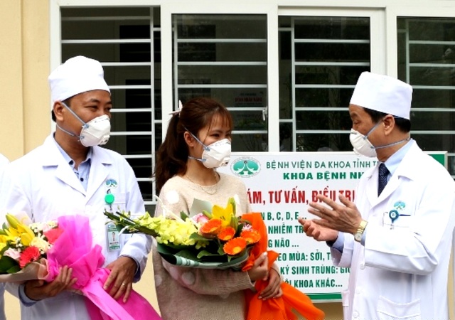 Bác sĩ dặn dò chị Tr trước khi trở về nhà.