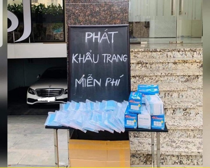 Một điểm phát khẩu trang miễn phí trên đường Hoàng Sa, TP HCM.