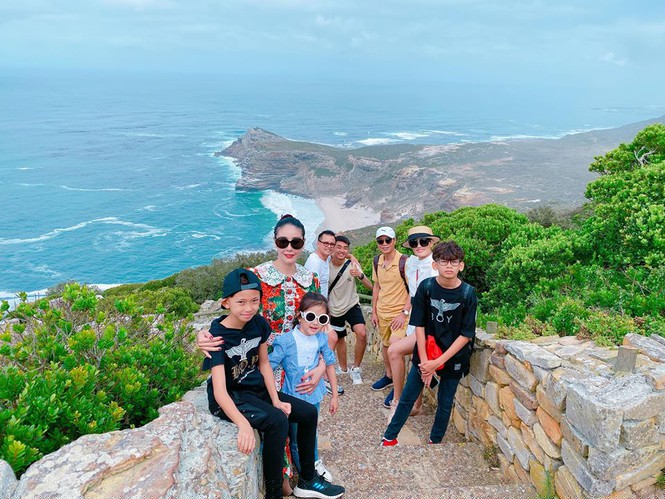 Á hậu Thuý An vai trần gợi cảm, Phương Nga dịu dàng áo dài đầu năm  - ảnh 4