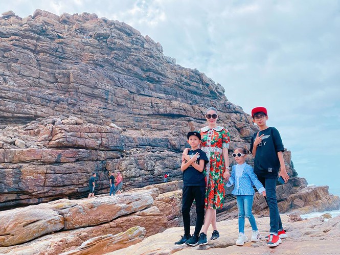 Á hậu Thuý An vai trần gợi cảm, Phương Nga dịu dàng áo dài đầu năm  - ảnh 6