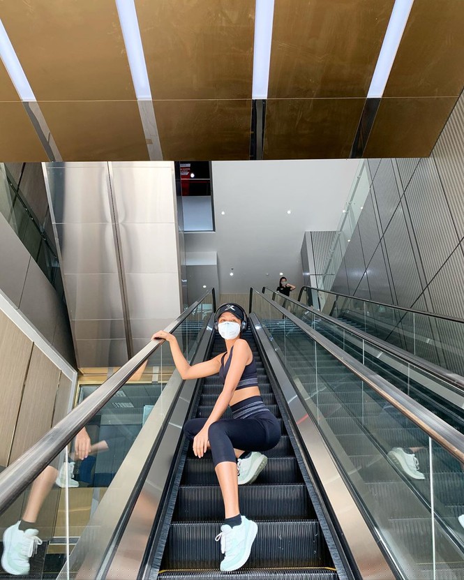 Á hậu Thuý An vai trần gợi cảm, Phương Nga dịu dàng áo dài đầu năm  - ảnh 9