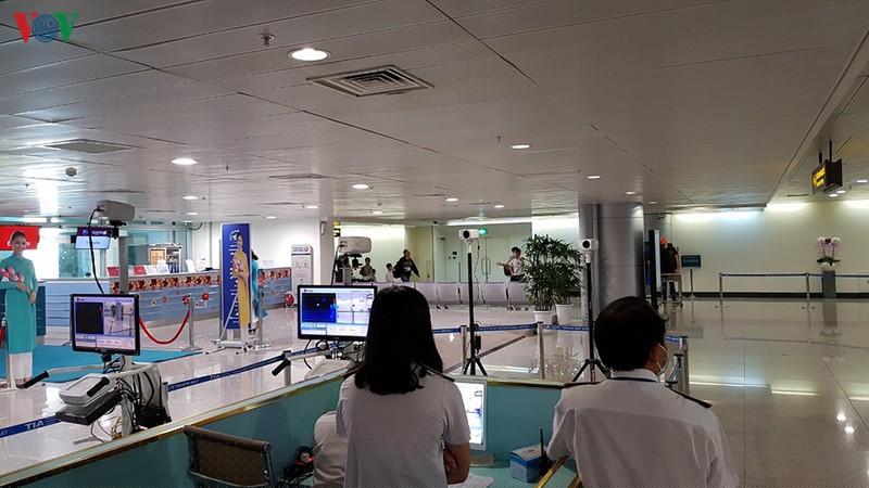 can canh ben trong san bay tan son nhat giua mua dich ncov hinh 3