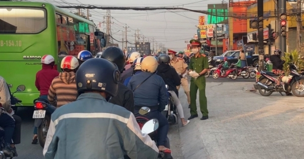 Đồng Nai: Công an huyện Nhơn Trạch phát 15.000 khẩu trang miễn phí cho người dân