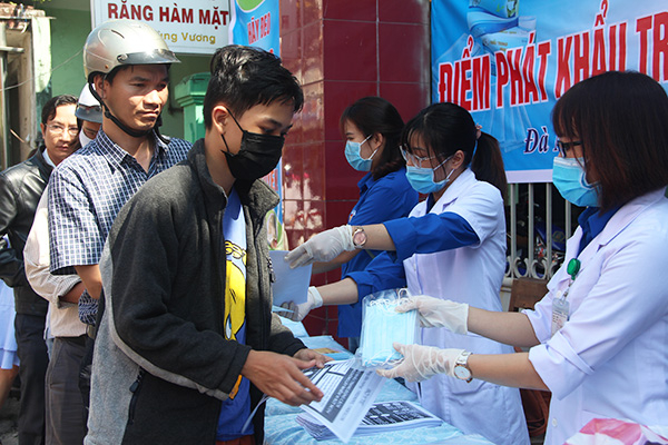 Sở Y tế TP phát khẩu trang miễn phí và tờ rơi cho người dân trong mùa dịch nCoV.