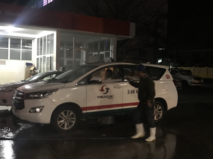 Tài xế các hãng taxi cũng tiến hành khử trùng xe trong mùa dịch do virus nCoV.