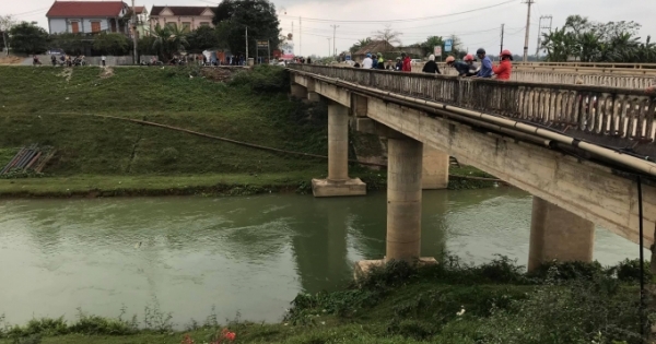 Xe bán tải mất lái lao xuống cầu từ độ cao khoảng 30m, tài xế may mắn thoát chết