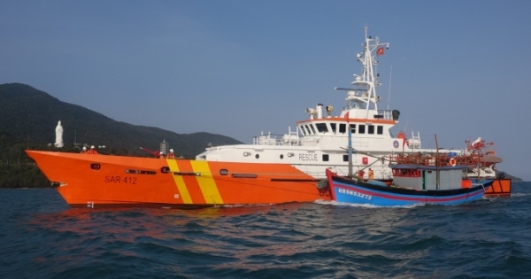 Cứu hộ tàu cá hỏng máy, thả trôi nhiều ngày trên biển