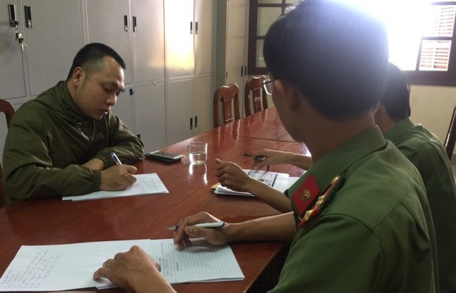 Đối tượng bị công an mời lên làm việc, bị xử phạt 10 triệu đồng. Ảnh: Trần Khôi.