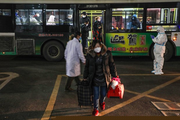 Người dân tại Vũ Hán sinh hoạt trong tình hình dịch bệnh (Nguồn: NYT)