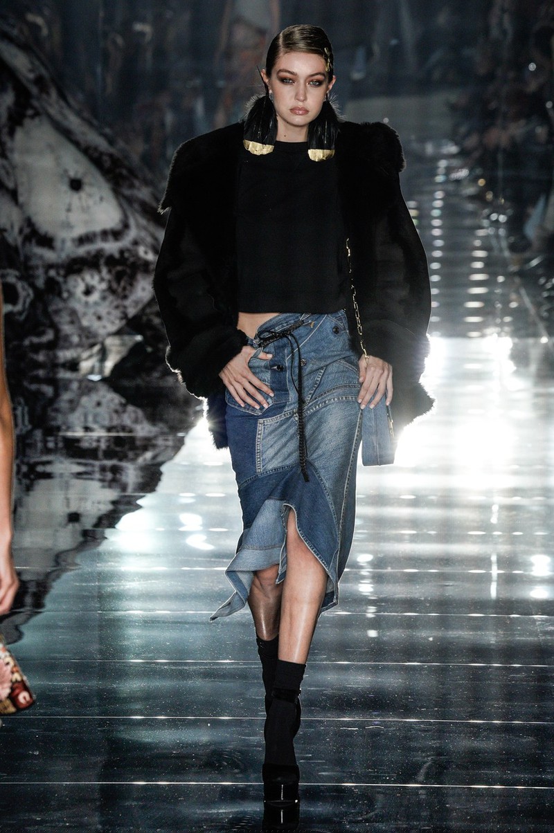 chi em gigi hadid, bella hadid dien do xuyen thau len san dien hinh 3