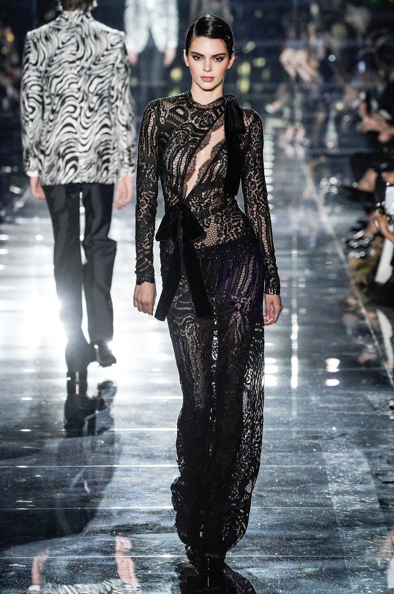 chi em gigi hadid, bella hadid dien do xuyen thau len san dien hinh 4