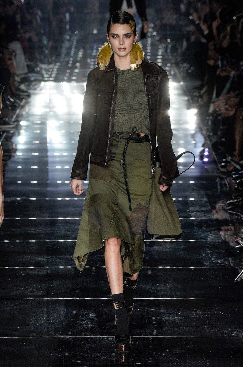 chi em gigi hadid, bella hadid dien do xuyen thau len san dien hinh 5