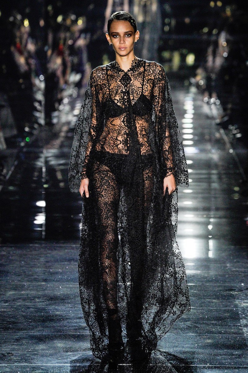 chi em gigi hadid, bella hadid dien do xuyen thau len san dien hinh 6