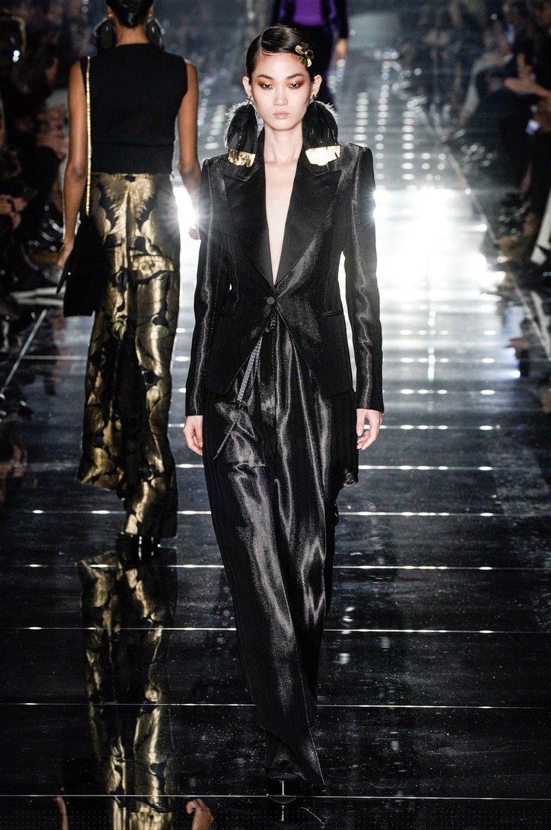 chi em gigi hadid, bella hadid dien do xuyen thau len san dien hinh 7