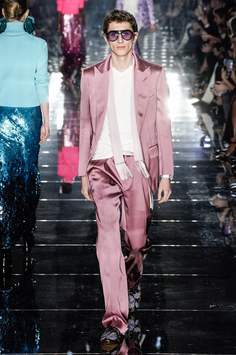 chi em gigi hadid, bella hadid dien do xuyen thau len san dien hinh 8