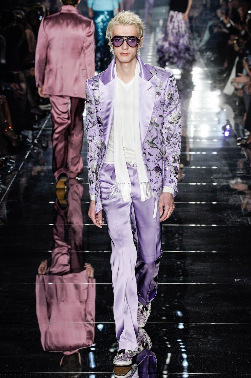 chi em gigi hadid, bella hadid dien do xuyen thau len san dien hinh 9