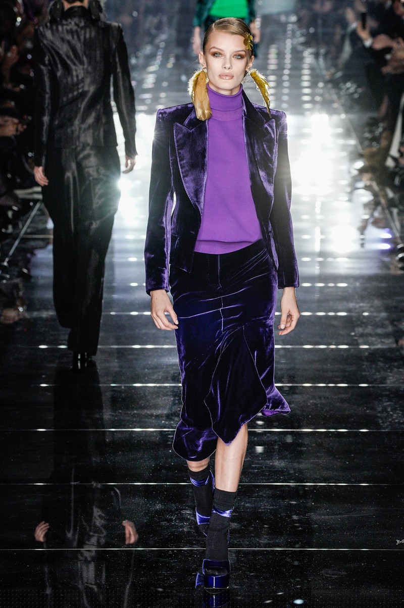 chi em gigi hadid, bella hadid dien do xuyen thau len san dien hinh 10