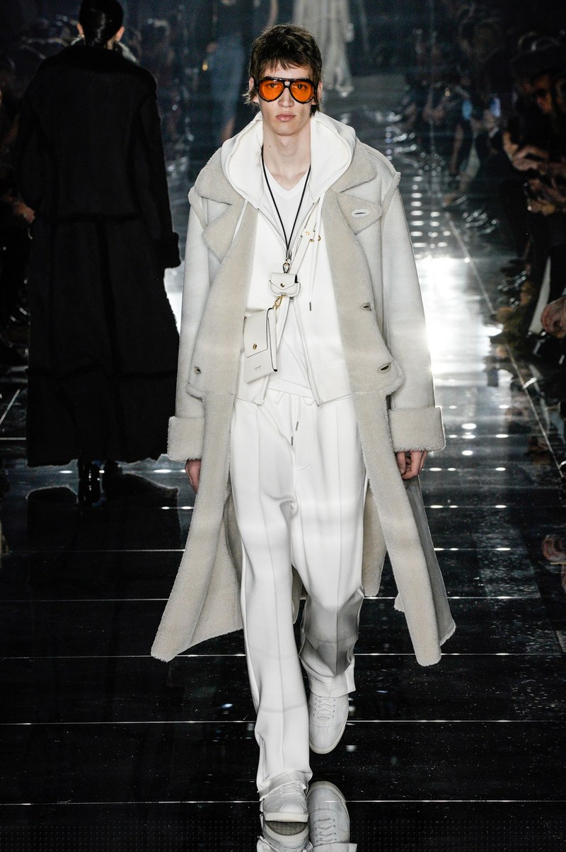 chi em gigi hadid, bella hadid dien do xuyen thau len san dien hinh 11