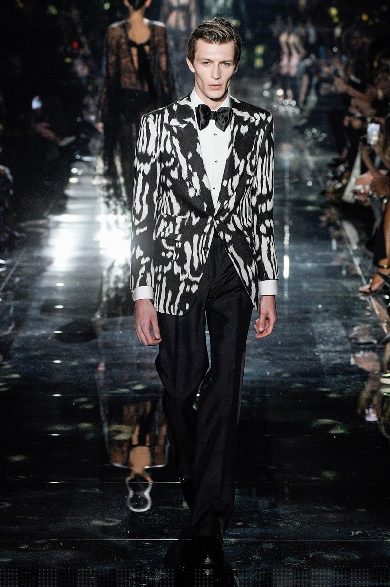 chi em gigi hadid, bella hadid dien do xuyen thau len san dien hinh 12