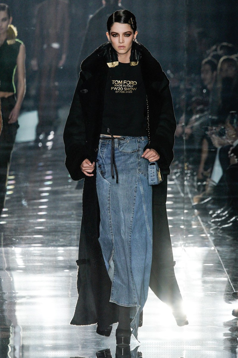 chi em gigi hadid, bella hadid dien do xuyen thau len san dien hinh 13