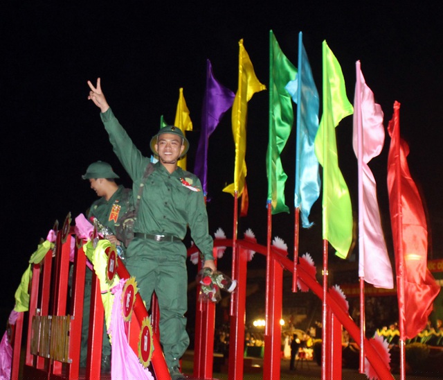 Thanh niên bước qua cầu Vinh quang