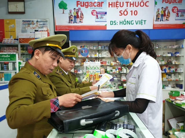 luc-luong-quan-ly-thi-truong-bac-ninh-lam-viec-voi-cua-hang-ban-khau-trang-y-te-khong-niem-yet-gia-1580720063206