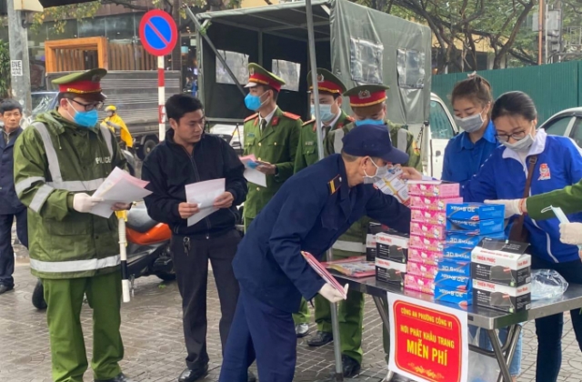 Công an phường Cống Vị phát khẩu trang y tế phòng, chống dịch bệnh Virus nCoV