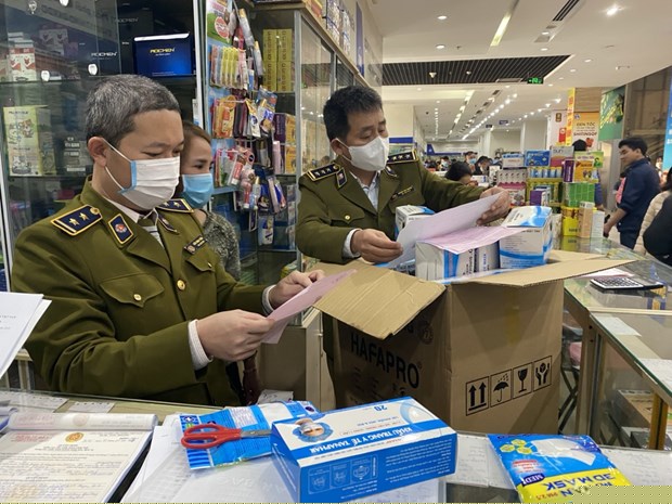 Lực lượng Quản lý thị trường Hà Nội kiểm tra một hiệu thuốc trên địa bàn. (Ảnh: PV/Vietnam+)