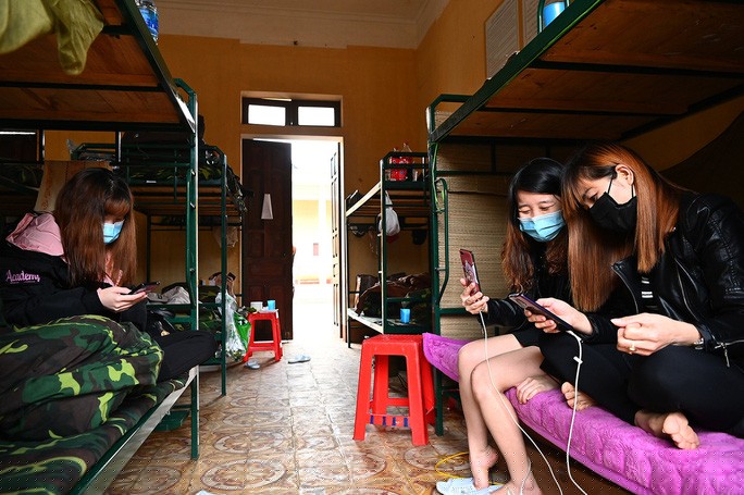 Các công dân trở về từ Trung Quốc thực hiện cách ly phòng chống dịch virus corona chủng mới (nCoV) tại Trung đoàn 123, Bộ Chỉ huy Quân sự tỉnh Lạng Sơn - Ảnh: VNE