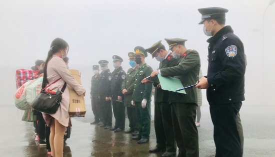 Giữa tâm dịch Viruts Corona, Trung Quốc trao trả 8 công dân Việt Nam