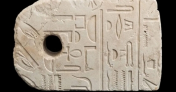 Đang đi bơi, vô tình vớt được cổ vật 3.400 năm tuổi của Ai Cập