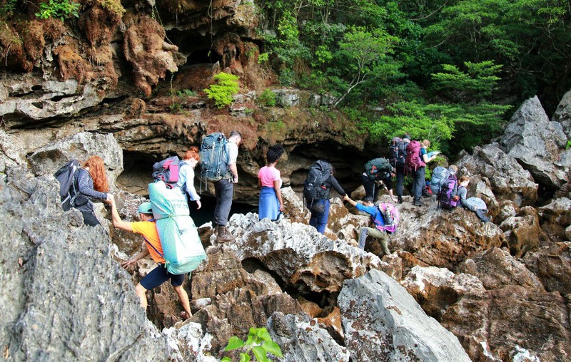  Trekking tiếp tục hành trình vào hang Trạ Ang.