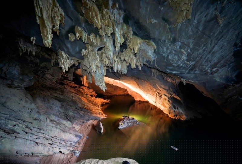 Trong lòng hang Trạ Ang kỳ bí. 