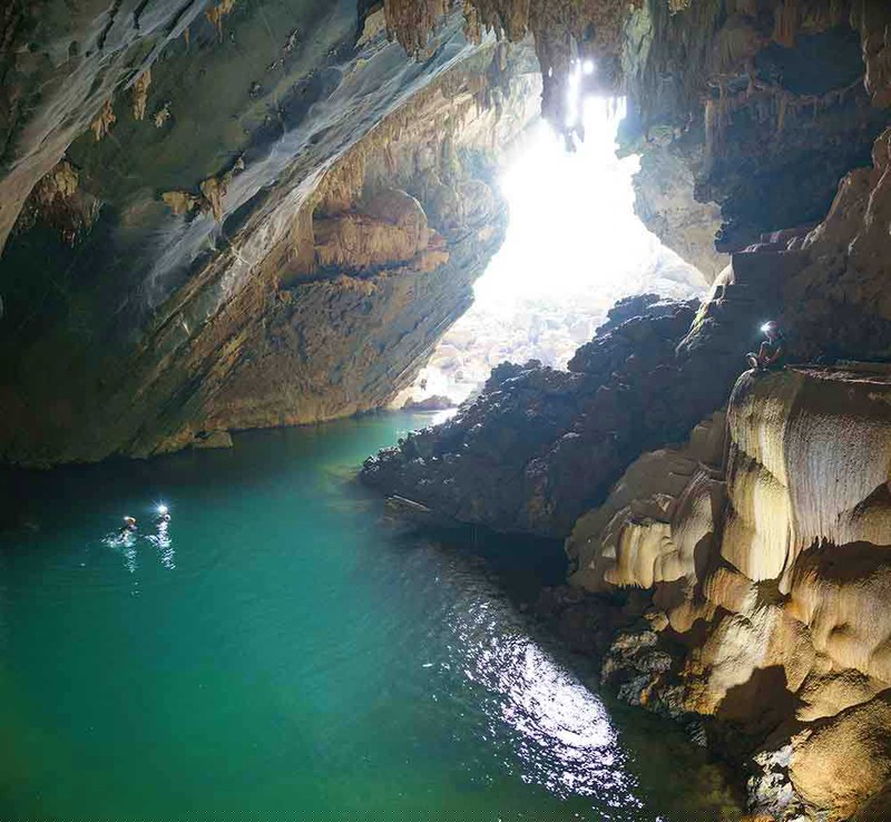 Trong lòng hang Trạ Ang kỳ bí. 