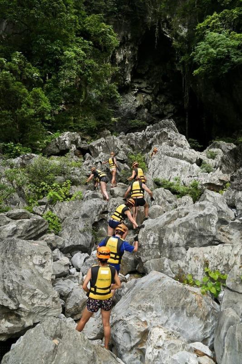 Leo đá vào hang Trạ Ang. 
