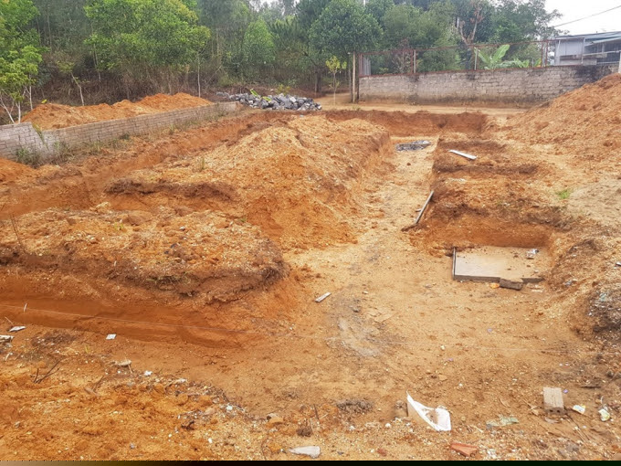            Khu đất đã bị đào móng và bắt đầu thi công xây dựng.
