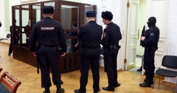 Cựu quan chức Nga rút súng tự tử trước tòa