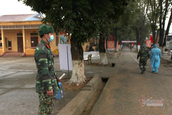 ben-trong-khu-cach-ly-hon-300-nguoi-tro-ve-tu-trung-quoc-tai-lang-son-9