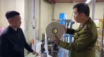 Clip bắt quả tang cơ sở dùng giấy vệ sinh sản xuất khẩu trang kháng khuẩn