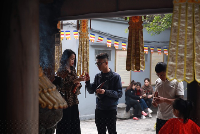 Chùa Hà nằm tại con phố nhỏ cùng tên “Chùa Hà” dọc đường Cầu Giấy, Hà Nội. Mảnh đất này xưa kia thuộc làng Dịch Vọng (hay người xưa còn gọi là làng Vòng), Hà Nội.