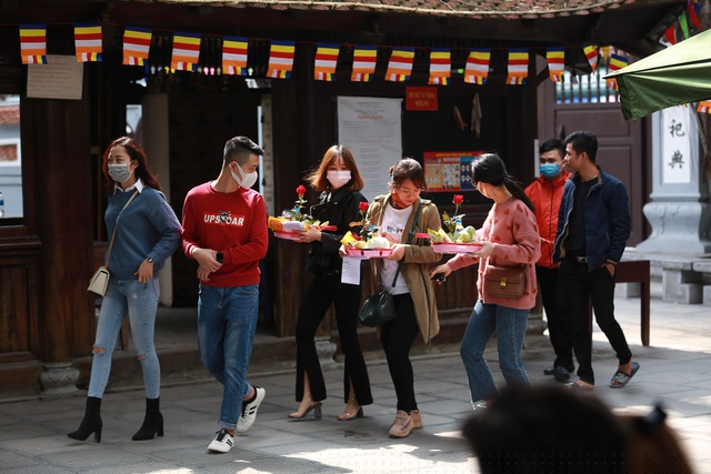 Là một trong những ngôi chùa “cầu duyên” nổi tiếng linh thiêng ở Hà Nội, năm nào cũng vậy vào dịp lễ Valentine, rất nhiều bạn trẻ lại tìm tới chùa Hà làm lễ, cầu duyên, cầu sức khỏe và may mắn.