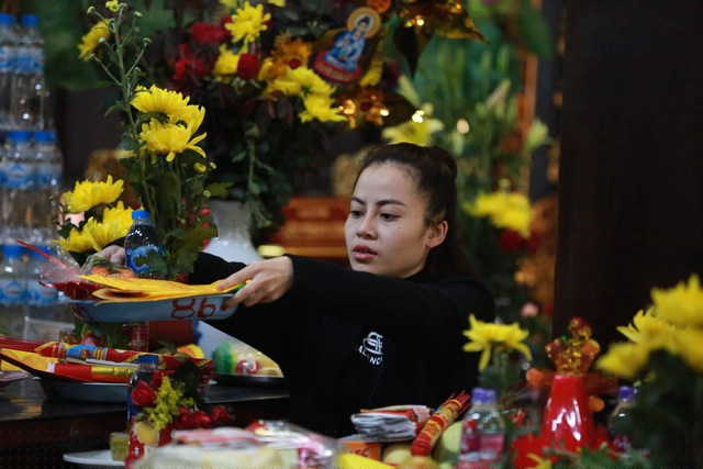 Các bàn đặt lễ cúng trong chùa được bày kín các lễ vật 